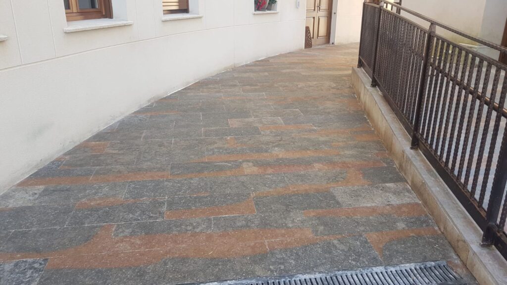 Limpieza y protección contra manchas en piedra caliza en propiedad elegante