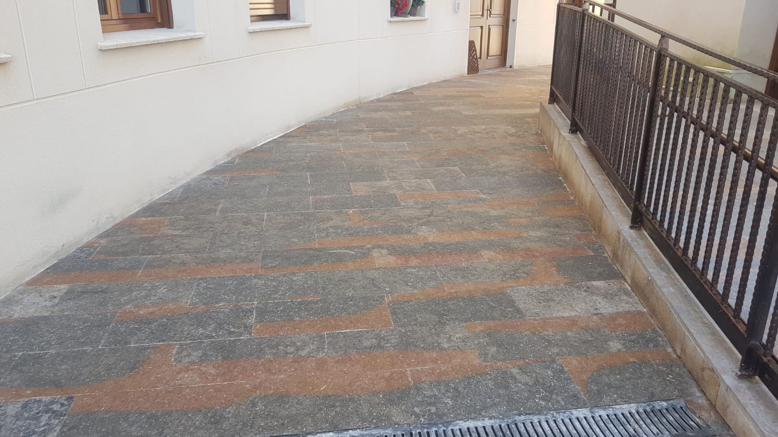 Limpieza y protección contra manchas en piedra caliza en propiedad elegante