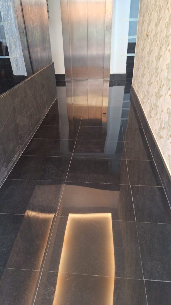 pulido de basalto en Santa Pola en edificio residencial