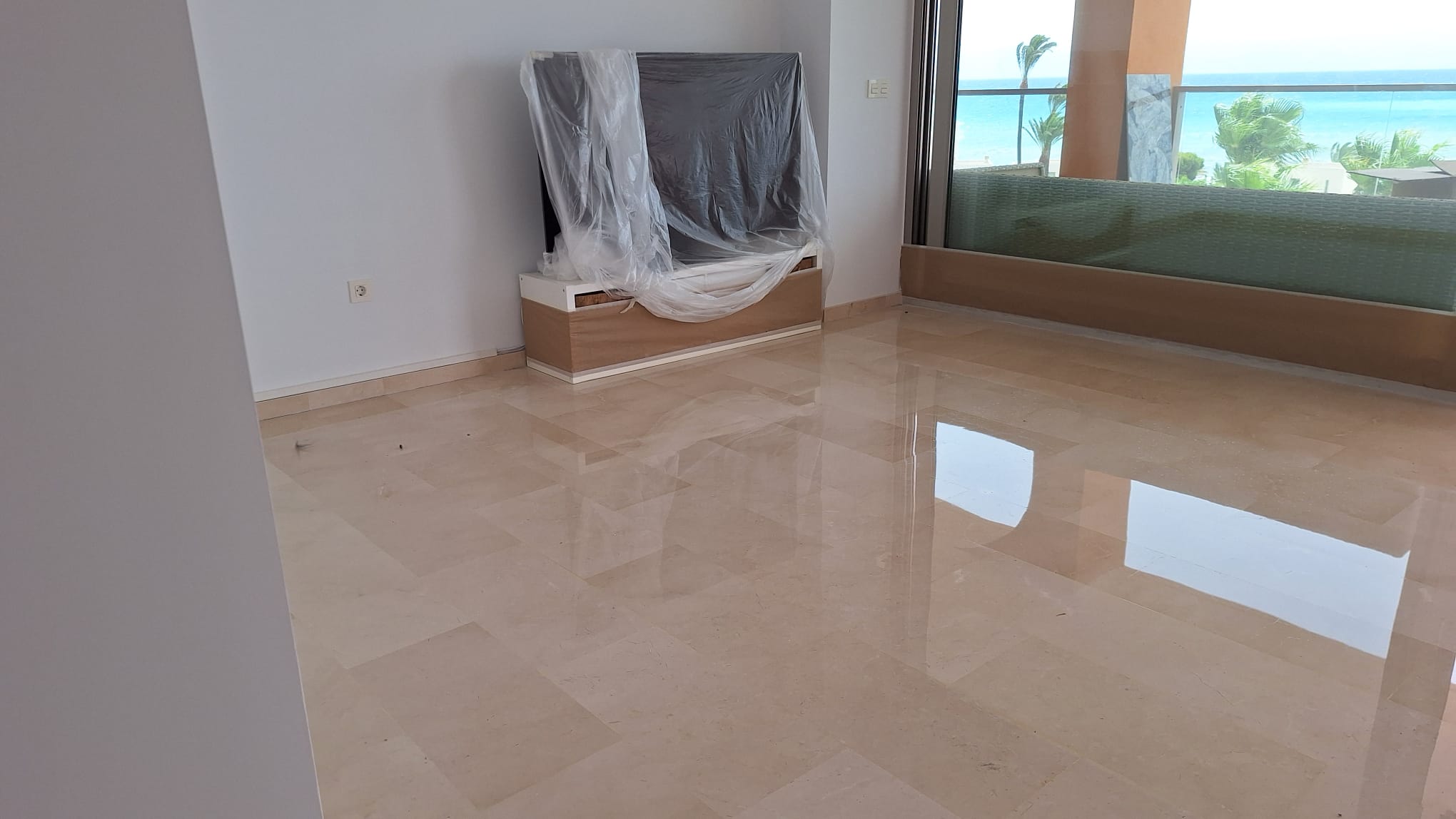 acabado profesional tras pulido de mármol Marfil