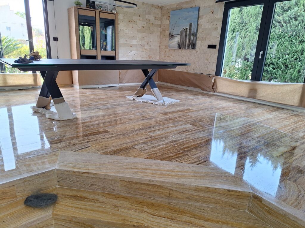 Pulido y cristalizado de mármol Travertino Oro en Playa de San Juan