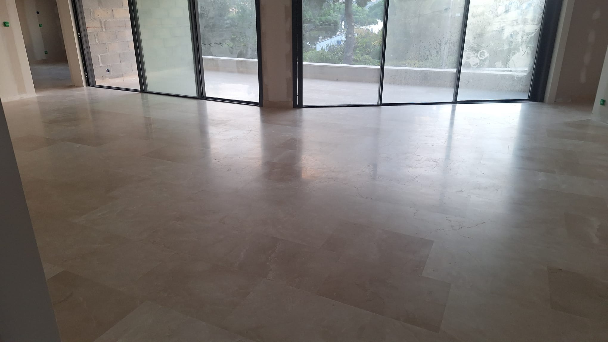 apomazado de mármol Crema Marfil en St. Tropez