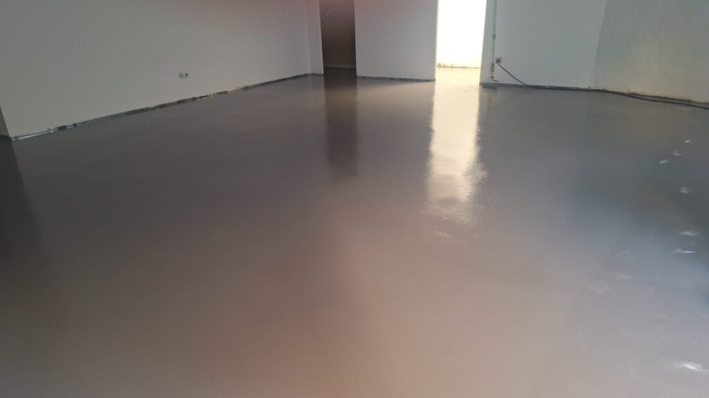 pavimento continuo de resina epoxi sobre hormigón